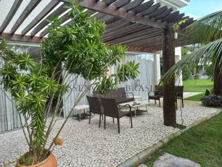 EXCELENTE CASA DUPLEX em Condomínio Clube, em Lauro de Freitas
