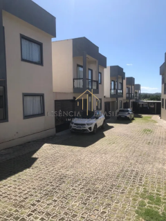 LINDA CASA com 3 suítes em Condomínio, a 5 minutos da Praia de Buraquinho