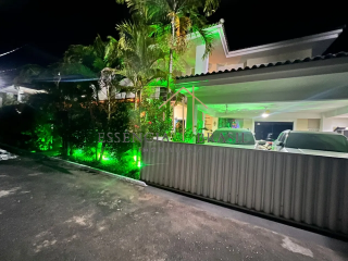 CASA DUPLEX MOBILIADA em localização privilegiada, a 6 minutos da Praia de Buraquinho