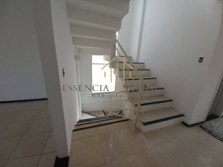 EXCELENTE CASA TRIPLEX com 4 suítes em condomínio, no Caji