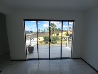 EXCELENTE CASA TRIPLEX com 4 suítes em condomínio, no Caji