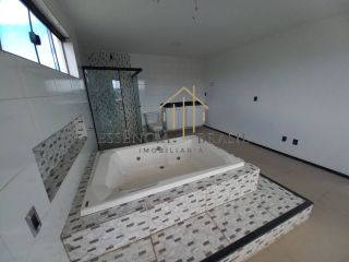 EXCELENTE CASA TRIPLEX com 4 suítes em condomínio, no Caji