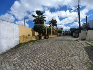 EXCELENTE CASA TRIPLEX com 4 suítes em condomínio, no Caji