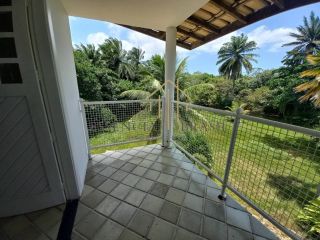 EXCELENTE CASA TRIPLEX, 4 suítes em Condomínio Clube, em Lauro de Freitas