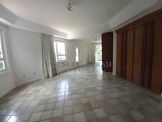 EXCELENTE CASA TRIPLEX, 4 suítes em Condomínio Clube, em Lauro de Freitas