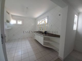 EXCELENTE CASA TRIPLEX, 4 suítes em Condomínio Clube, em Lauro de Freitas