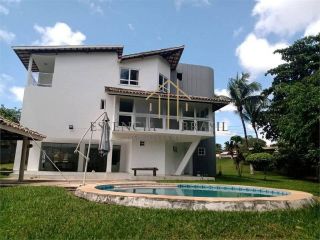 EXCELENTE CASA TRIPLEX, 4 suítes em Condomínio Clube, em Lauro de Freitas