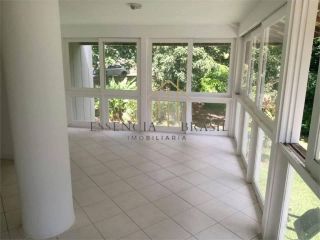 EXCELENTE CASA TRIPLEX, 4 suítes em Condomínio Clube, em Lauro de Freitas