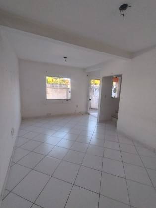 VENDO CASA 2/4 EM RUA PUBLICA CENTRO-LAURO DE FREITAS