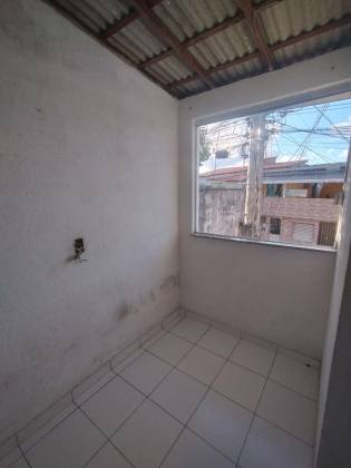 VENDO CASA 2/4 EM RUA PUBLICA CENTRO-LAURO DE FREITAS