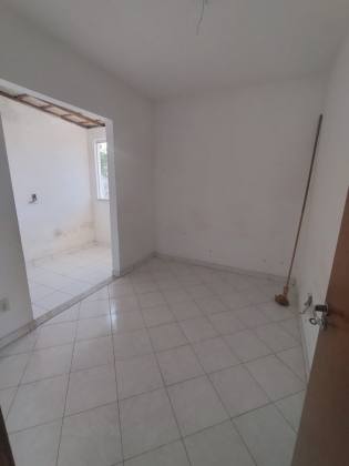 VENDO CASA 2/4 EM RUA PUBLICA CENTRO-LAURO DE FREITAS