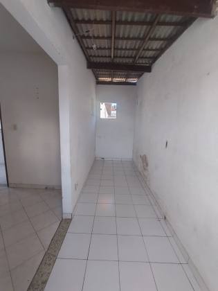 VENDO CASA 2/4 EM RUA PUBLICA CENTRO-LAURO DE FREITAS