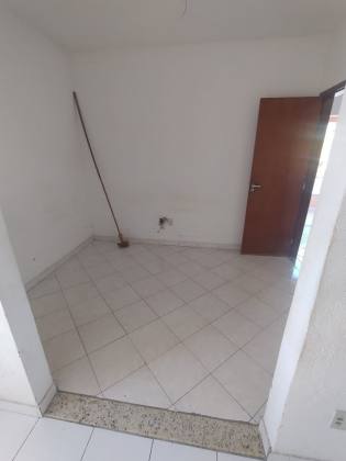 VENDO CASA 2/4 EM RUA PUBLICA CENTRO-LAURO DE FREITAS