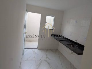 EXCELENTE CASA DUPLEX com 3 suítes em Condomínio a 200 metros da Praia de Ipitanga