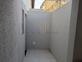 EXCELENTE CASA DUPLEX com 3 suítes em Condomínio a 200 metros da Praia de Ipitanga