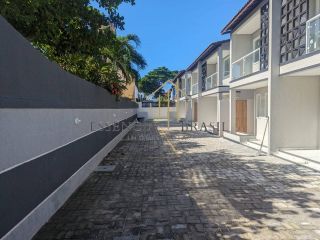 EXCELENTE CASA DUPLEX com 3 suítes em Condomínio a 200 metros da Praia de Ipitanga