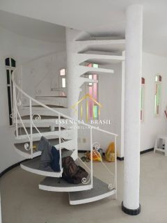 Casa térrea, Ampla e arejada, totalmente reformada, em travessa da Av.  principal em Stella Maris