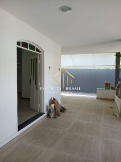 Casa térrea, Ampla e arejada, totalmente reformada, em travessa da Av.  principal em Stella Maris