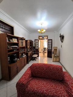 OPORTUNIDADE! VENDO casa térrea ampla com 3/4, 1 suíte, 2 vagas de garagem e área externa no fundo