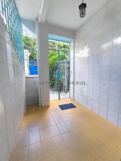 OPORTUNIDADE! VENDO casa térrea ampla com 3/4, 1 suíte, 2 vagas de garagem e área externa no fundo