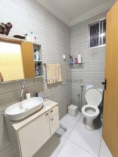 OPORTUNIDADE! VENDO casa térrea ampla com 3/4, 1 suíte, 2 vagas de garagem e área externa no fundo