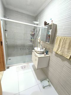 OPORTUNIDADE! VENDO casa térrea ampla com 3/4, 1 suíte, 2 vagas de garagem e área externa no fundo