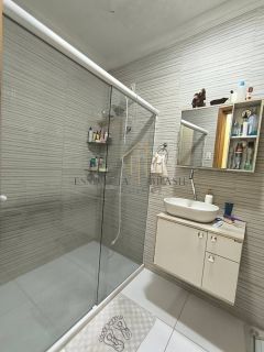 OPORTUNIDADE! VENDO casa térrea ampla com 3/4, 1 suíte, 2 vagas de garagem e área externa no fundo