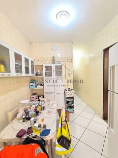 OPORTUNIDADE! VENDO casa térrea ampla com 3/4, 1 suíte, 2 vagas de garagem e área externa no fundo