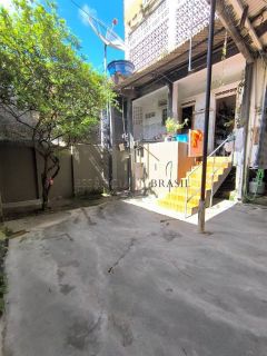 OPORTUNIDADE! VENDO casa térrea ampla com 3/4, 1 suíte, 2 vagas de garagem e área externa no fundo