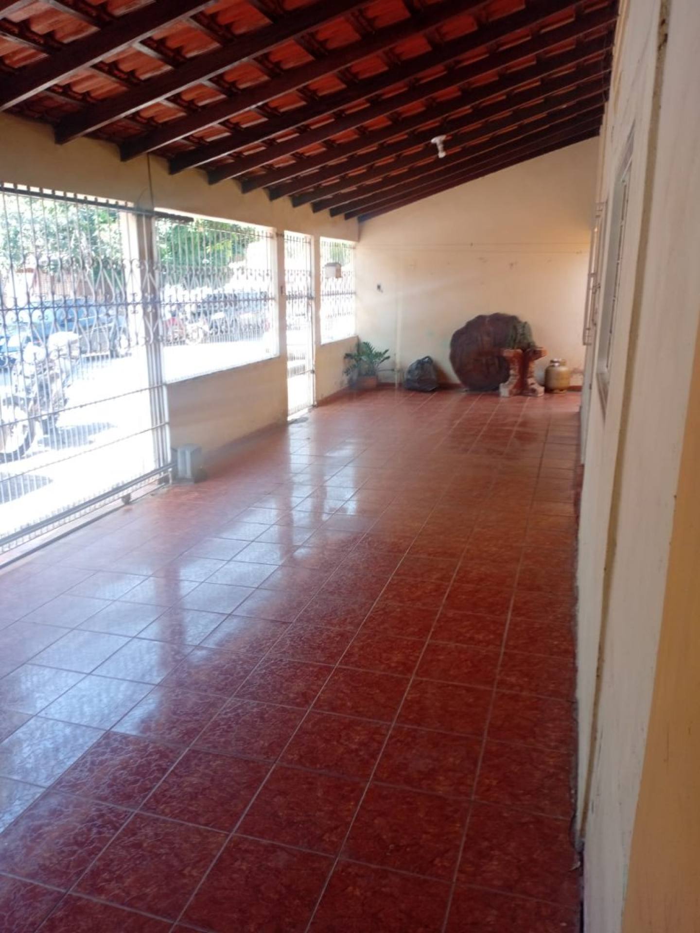 Casa com Amplo Quintal e Energia Solar Próxima à Av. Fernando Corrêa
