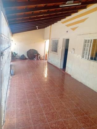 Casa com Amplo Quintal e Energia Solar Próxima à Av. Fernando Corrêa