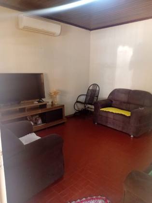 Casa com Amplo Quintal e Energia Solar Próxima à Av. Fernando Corrêa