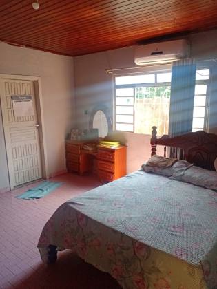 Casa com Amplo Quintal e Energia Solar Próxima à Av. Fernando Corrêa