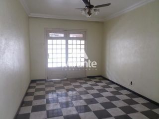 Casa Para Alugar com 3 quartos sendo 1 suítes no bairro Santa Mônica em Feira De Santana