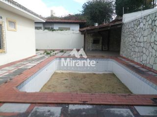 Casa Para Alugar com 3 quartos sendo 1 suítes no bairro Santa Mônica em Feira De Santana
