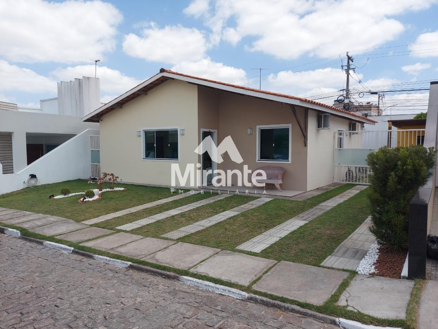 Casa de Condomínio Para Vender com 3 quartos sendo 1 suítes no bairro Pedra do Descanso em Feira De Santana