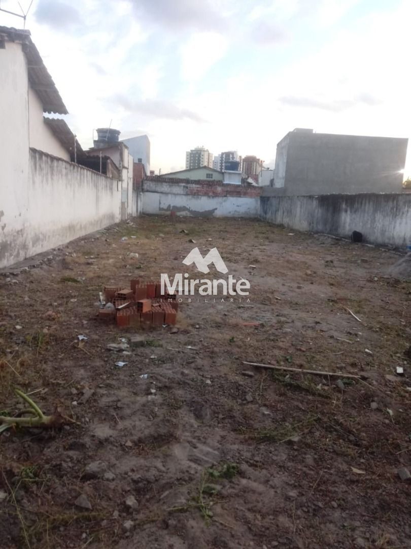 Lote / Terreno de Bairro Para Vender no bairro Ponto Central em Feira De Santana