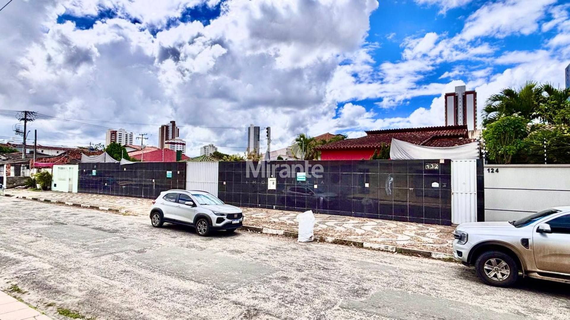 Casa Para Vender com 6 quartos no bairro Santa Mônica em Feira De Santana