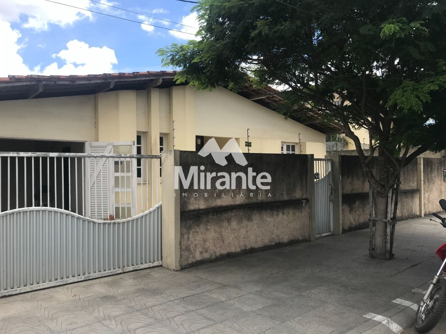 Casa Para Vender com 4 quartos no bairro Santa Mônica em Feira De Santana