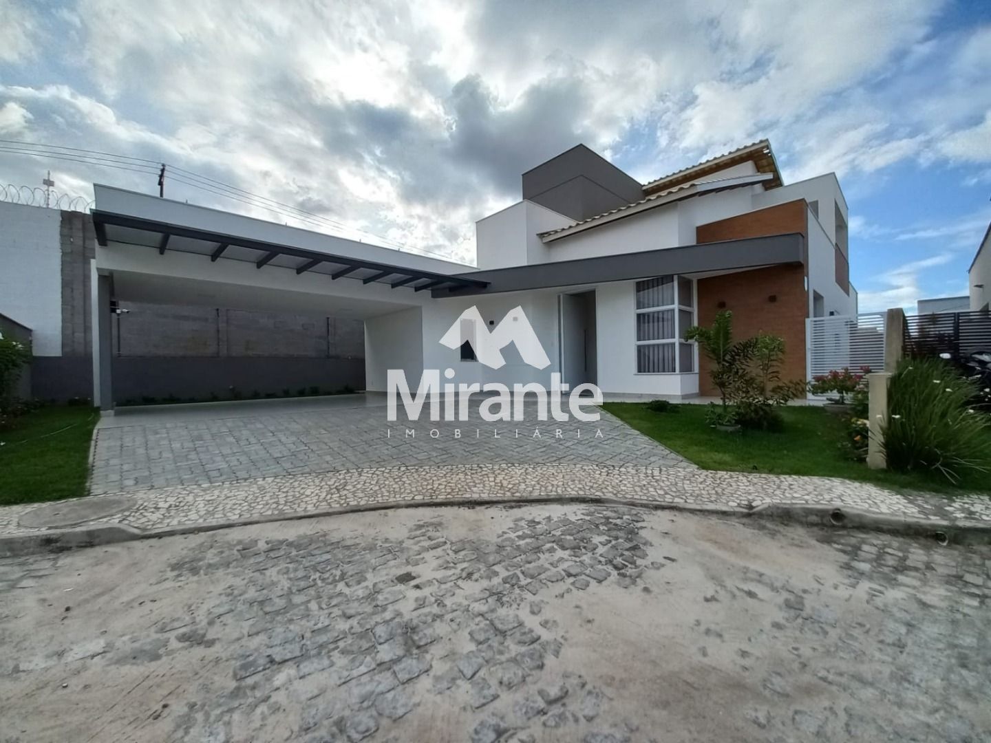 Casa de Condomínio Para Vender com 4 quartos sendo 2 suítes no bairro Papagaio em Feira De Santana