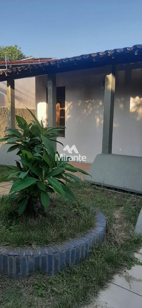 Casa Para Vender com 4 quartos sendo 2 suítes no bairro Santa Mônica em Feira De Santana