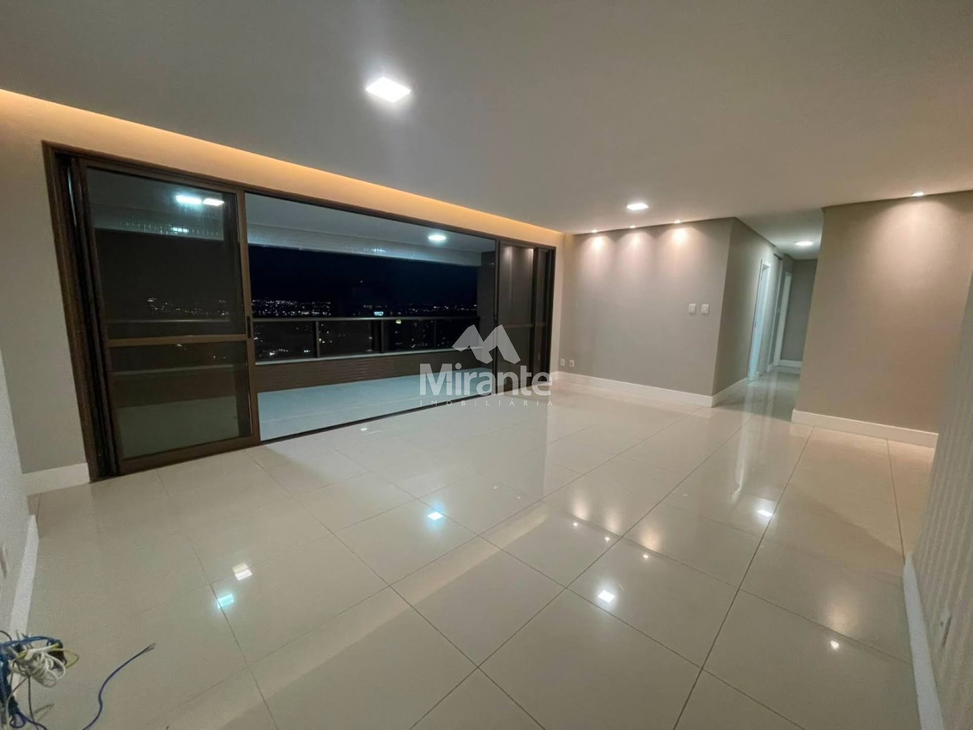 Apartamento Para Vender com 4 quartos sendo 4 suítes no bairro Santa Mônica em Feira De Santana