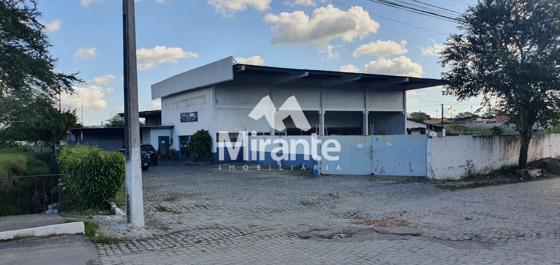Galpão / Depósito / Armazém Para Vender no bairro Baraúna em Feira De Santana