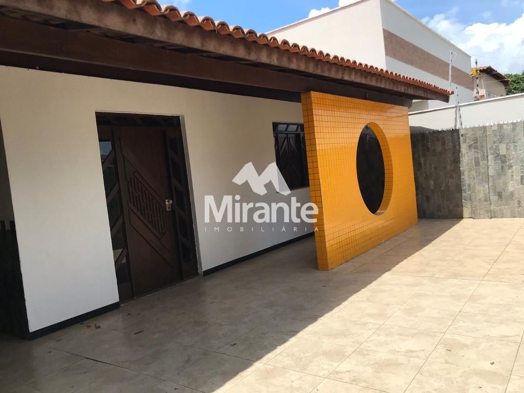 Casa Para Vender com 3 quartos sendo 1 suítes no bairro Santa Mônica em Feira De Santana