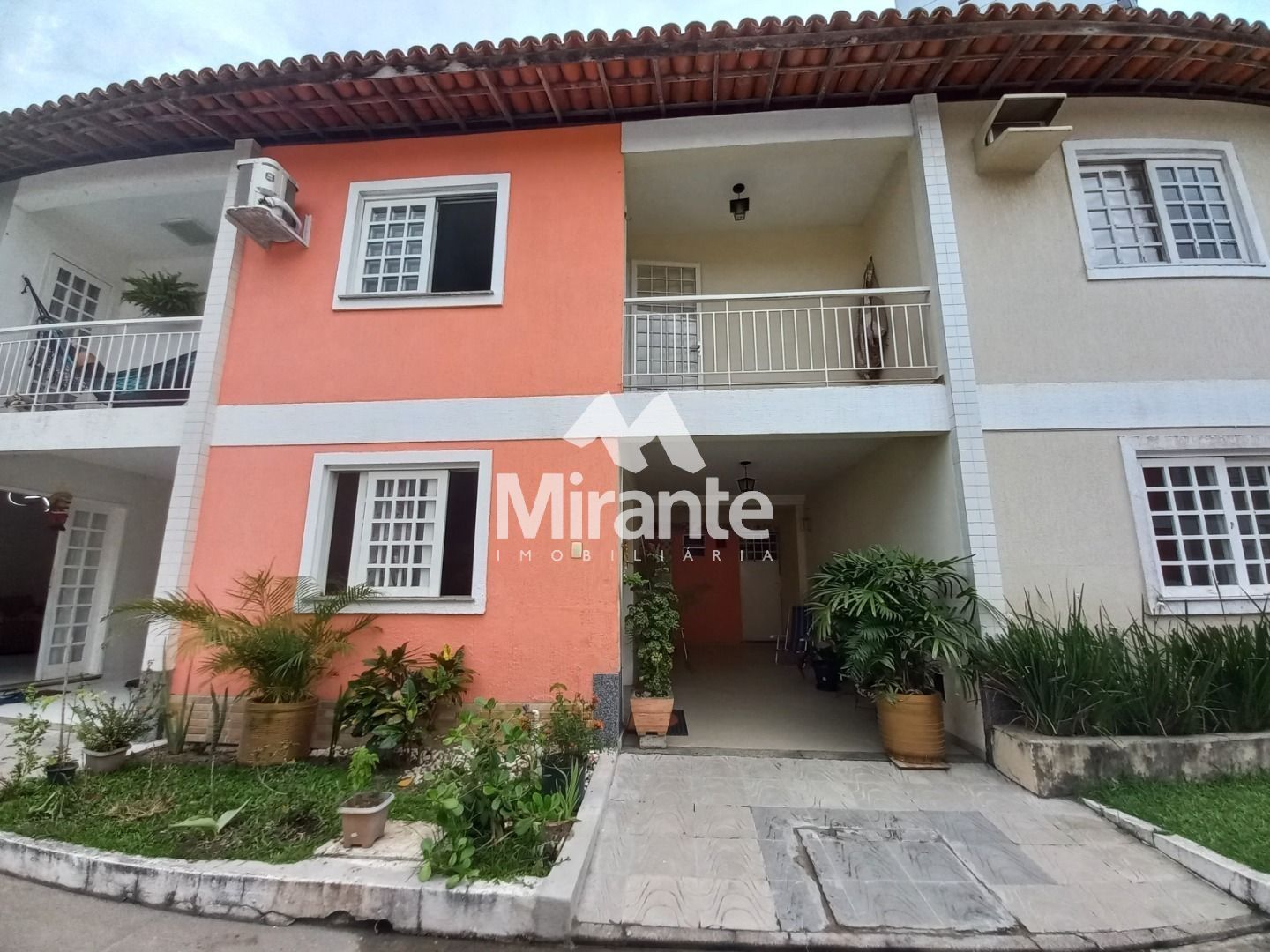 Casa de Condomínio Para Vender com 3 quartos sendo 1 suítes no bairro Santa Mônica em Feira De Santana