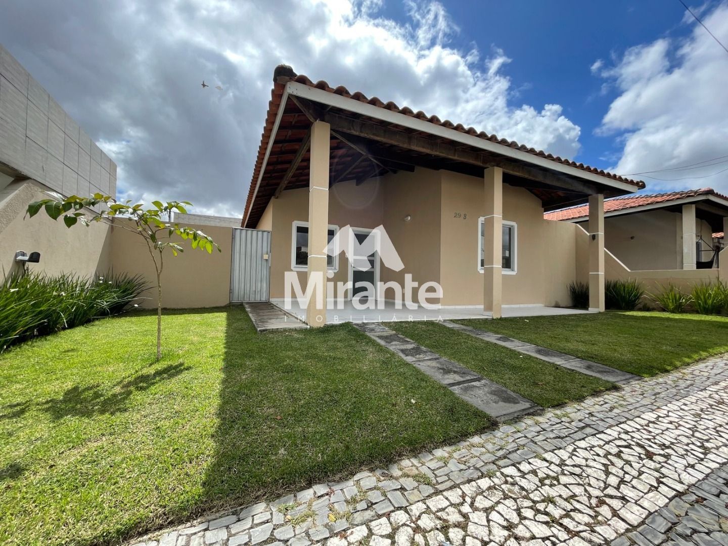 Casa de Condomínio Para Vender com 3 quartos sendo 1 suítes no bairro Pedra do Descanso em Feira De Santana