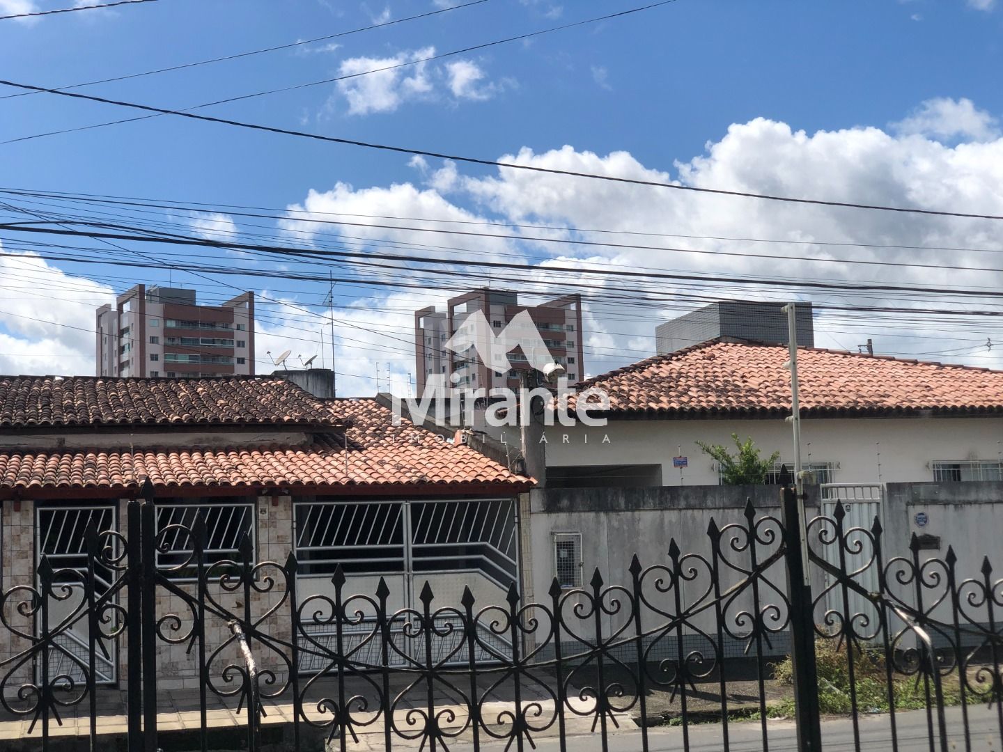 Casa Para Vender com 3 quartos sendo 1 suítes no bairro Jardim Acácia em Feira De Santana