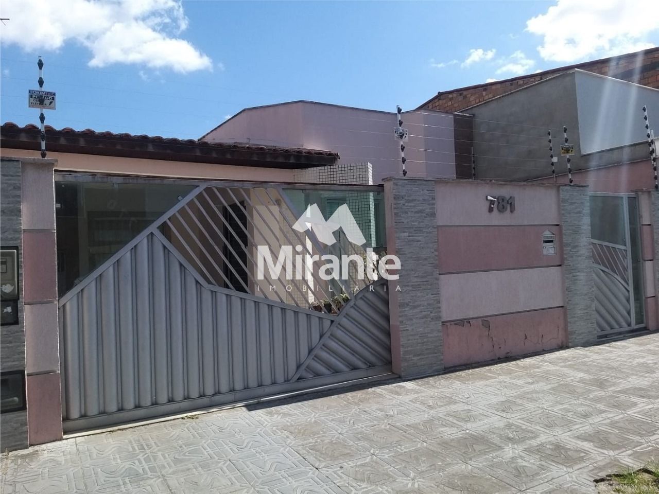 Casa Para Vender com 5 quartos sendo 5 suítes no bairro Capuchinhos em Feira De Santana