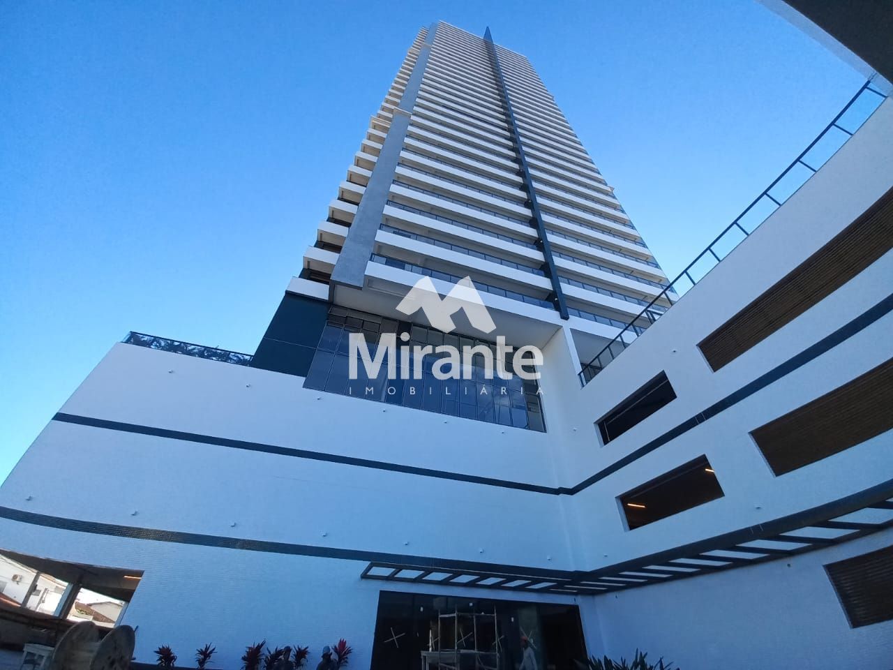 Apartamento Para Vender com 3 quartos sendo 3 suítes no bairro Santa Mônica em Feira De Santana