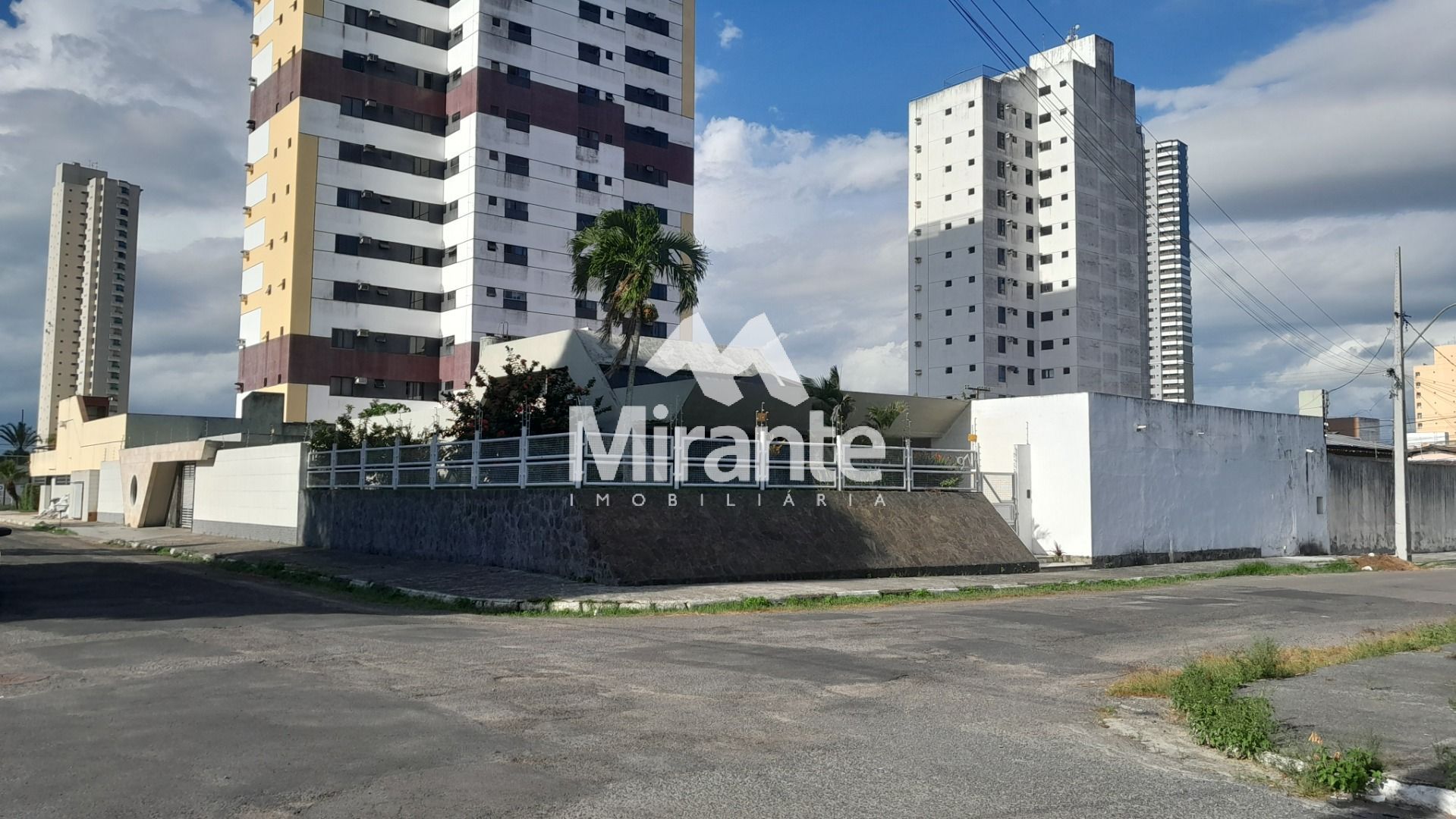 Casa Para Vender com 4 quartos sendo 3 suítes no bairro Santa Mônica em Feira De Santana